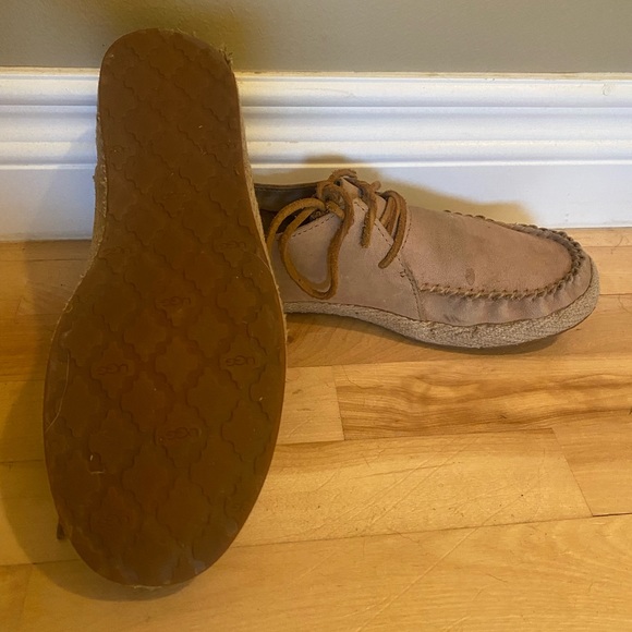 Ugg Azin Moccasin Shoes - GUC - Size 9 - Picture 4 of 7
